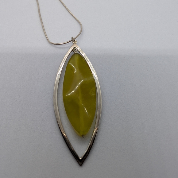 Elegant Silver and Yellow Pendant Necklace - Picture 3 of 8